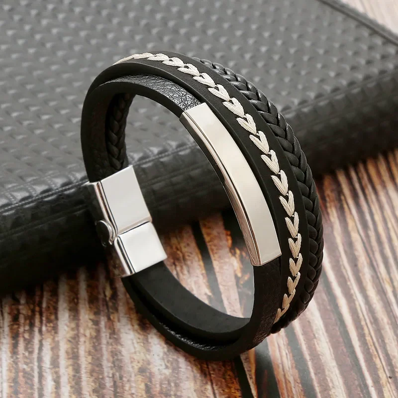 Pulsera negra de tres tiras, con bordado y aplique