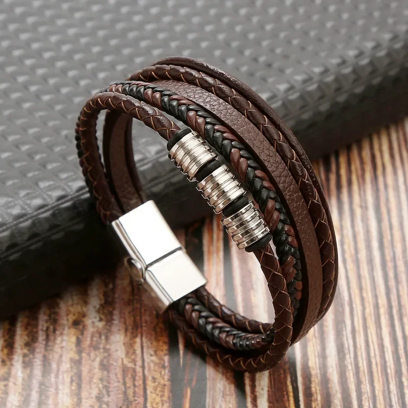 Pulsera marrón de 5 tiras con broche y detalles en plateado