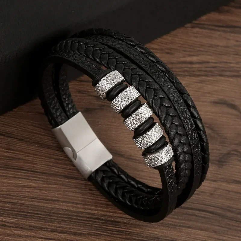 Pulsera negra de 4 tiras con apliques de acero plateado