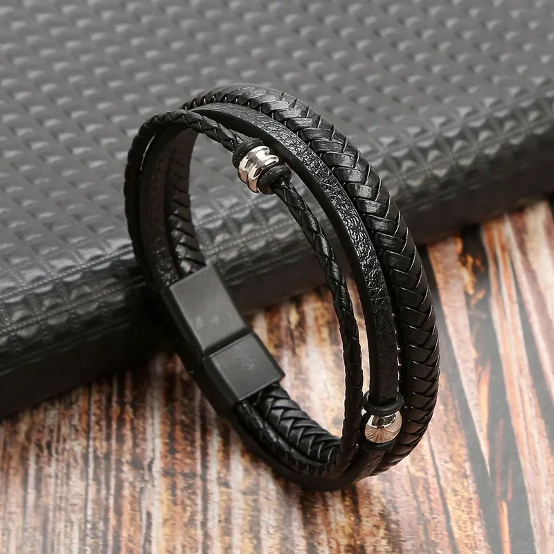Pulsera negra de tres tiras con detalles en plateado