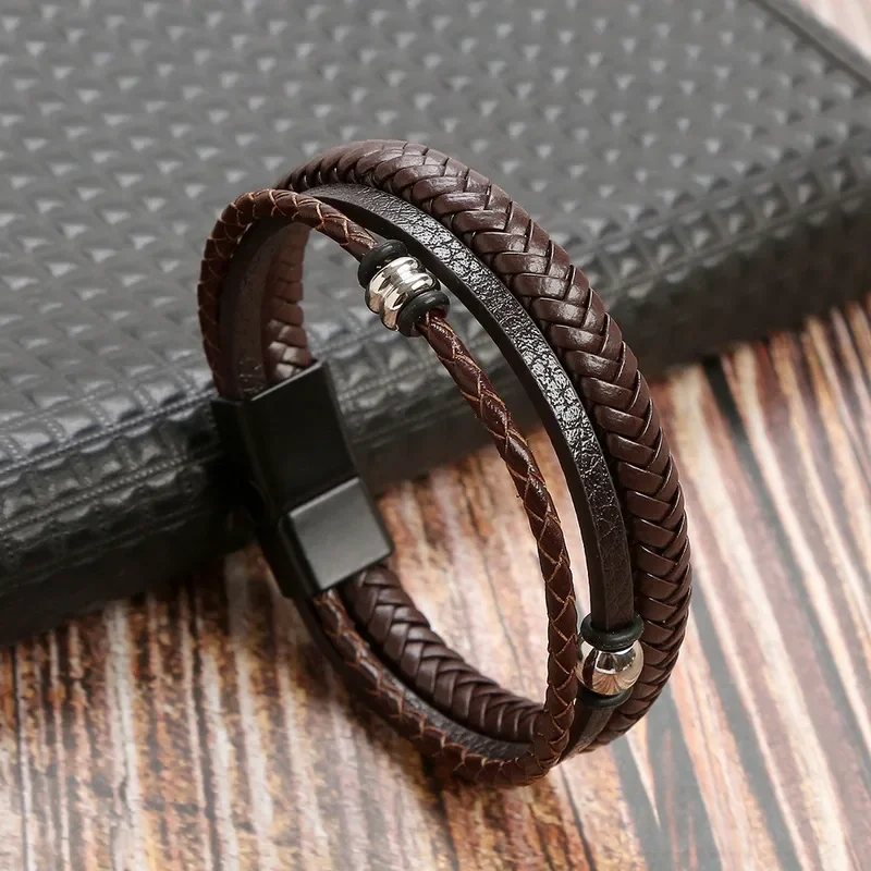 Pulsera marrón de tres tiras y detalles en plateado