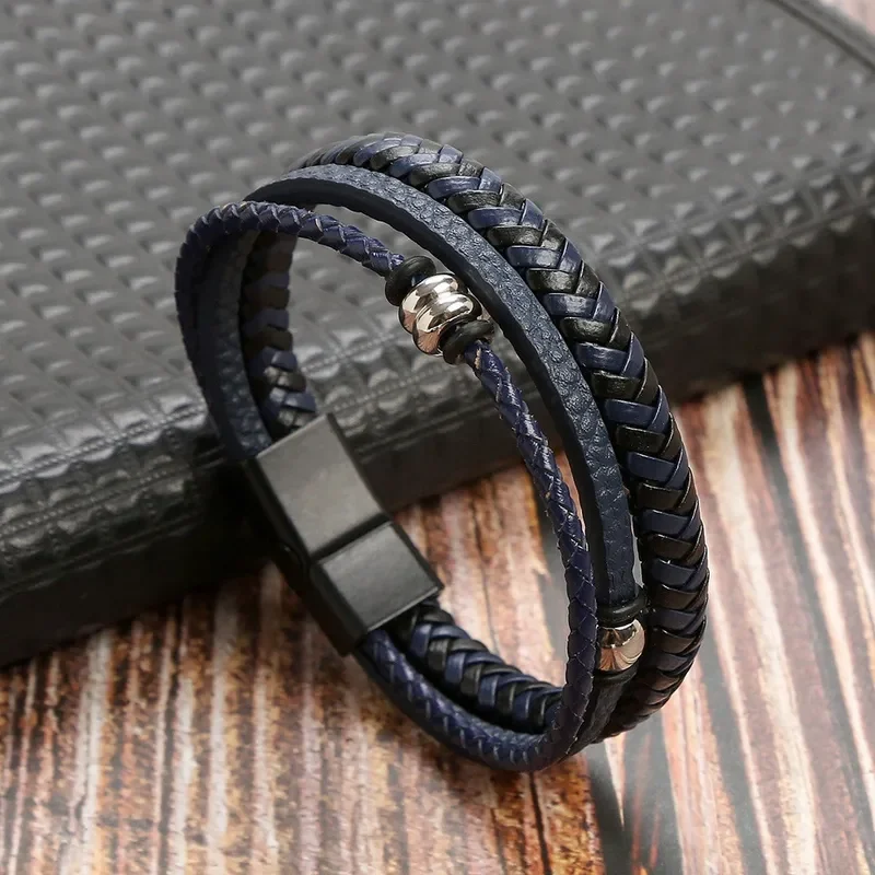 Pulsera azul y negra con detalles en plateado