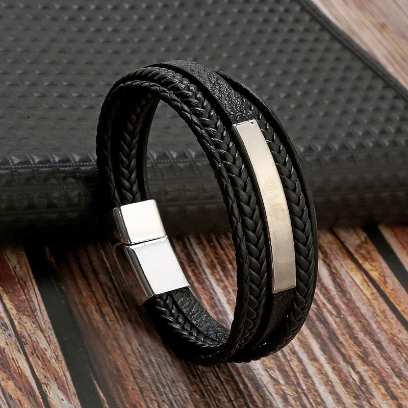 Pulsera negra de 5 tiras con aplique y broche plateado