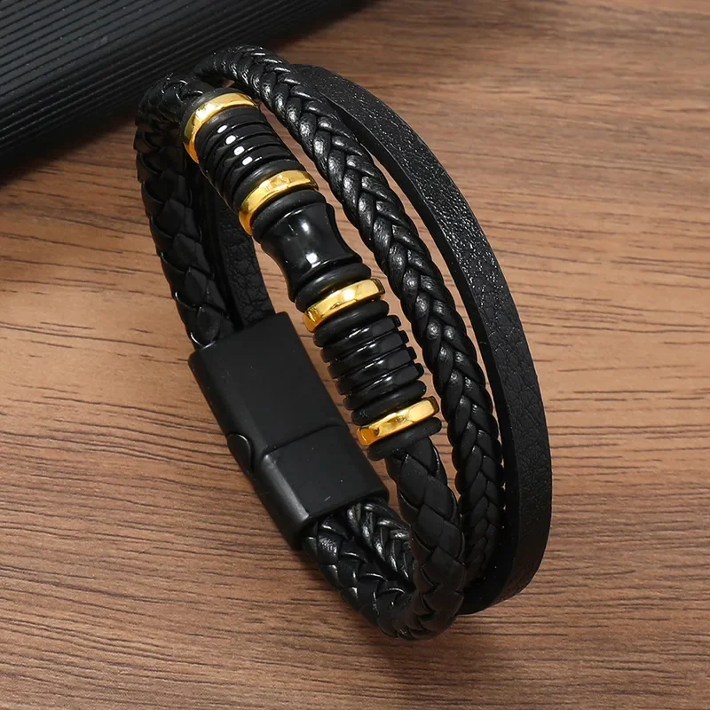 Pulsera negra con apliques negros y dorados