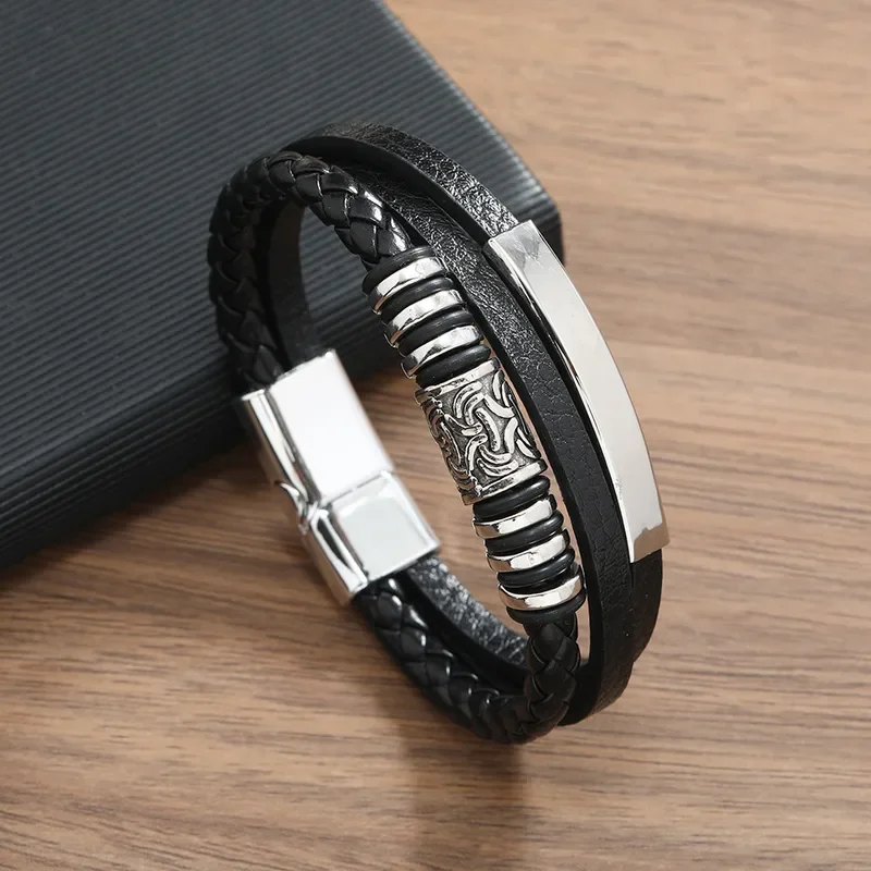 Pulsera de 3 tiras negra con aplique y dije plateado