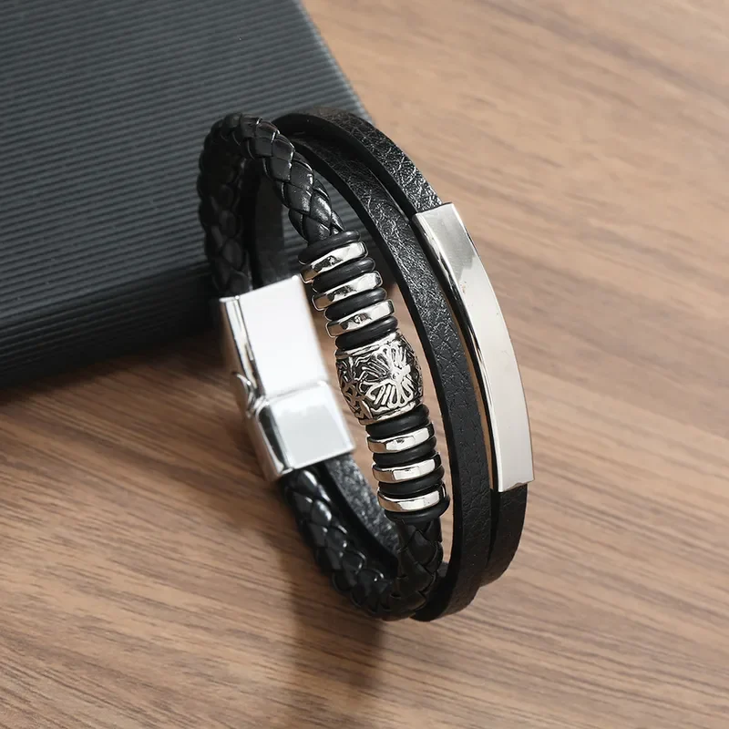 Pulsera negra con aplique plateado y dije