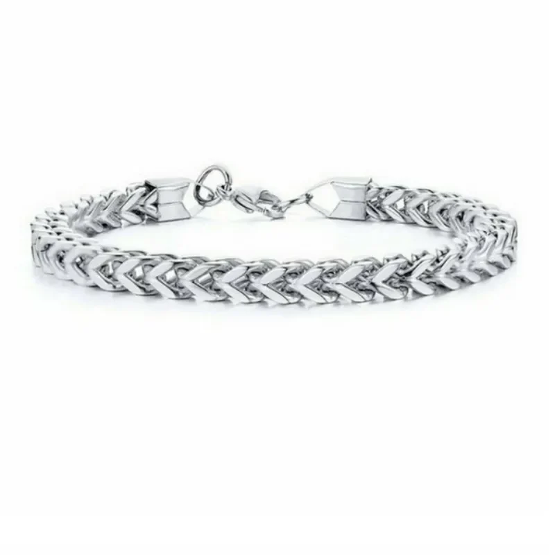 Pulsera de cadena plateada con eslabón cúbico