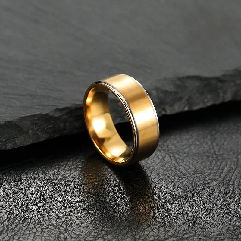 Anillo dorado con bordes plateados