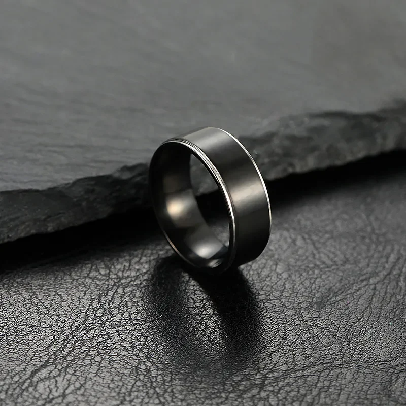 Anillo negro mate con bordes plateados