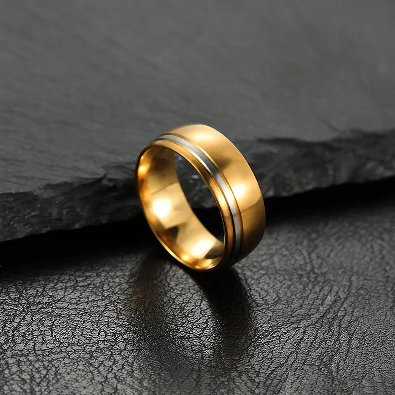 Anillo dorado con línea plateada