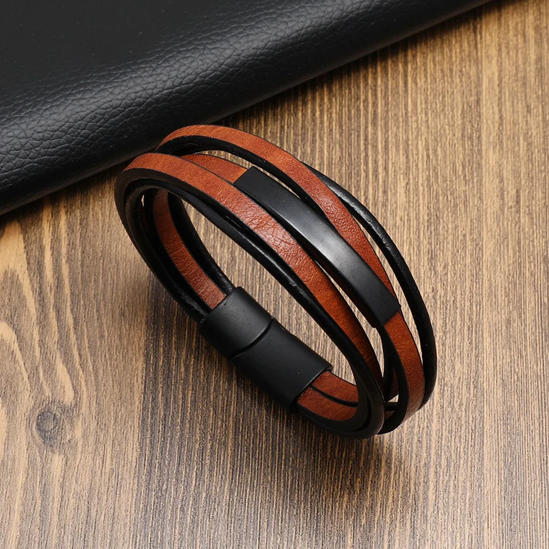 Pulsera marrón claro y negra con aplique negro mate