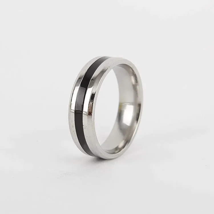 Anillo plateado con línea negra