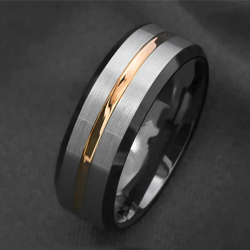 Anillo negro y plateado con línea dorada