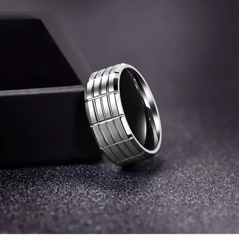 Anillo plateado con relieve moderno