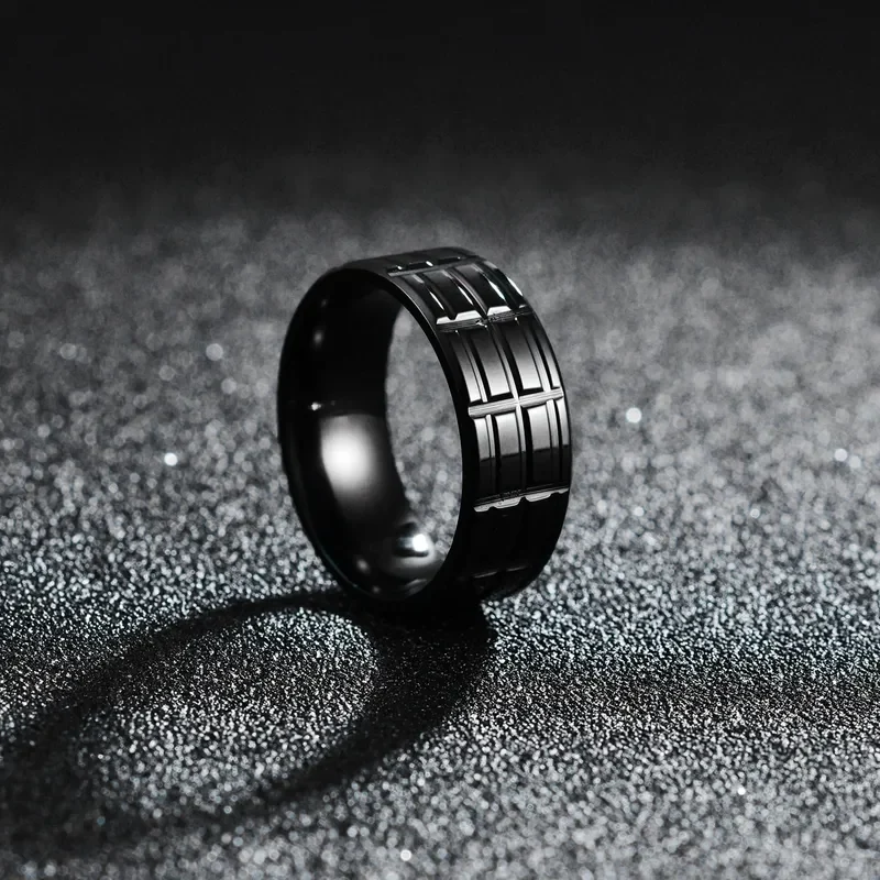 Anillo negro con relieve moderno