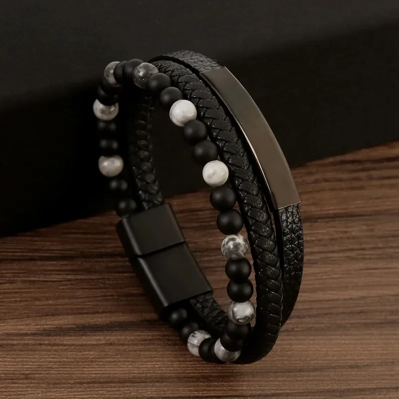 Pulsera de tres tiras negra con aplique negro y piedras blancas