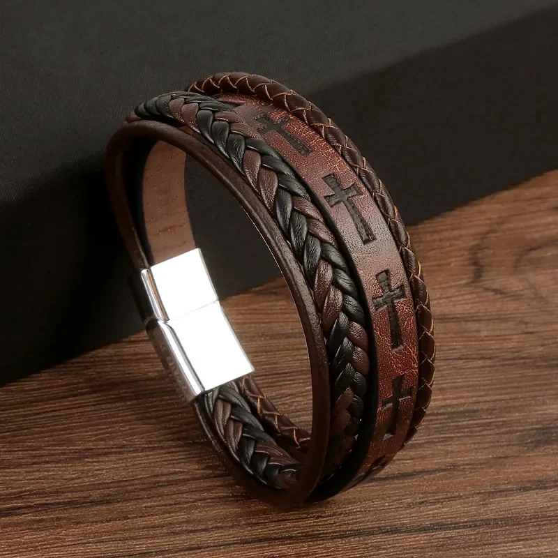 Pulsera marrón con cruces labradas