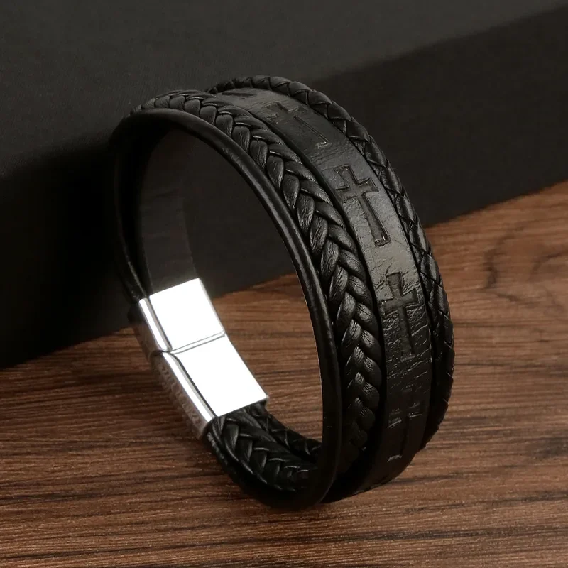Pulsera negra con cruces labradas