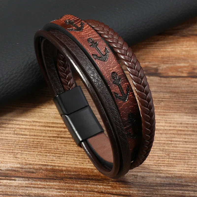 Pulsera marrón con anclas labradas