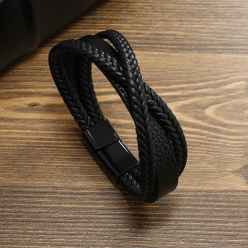 Pulsera negra con trenzas cruzadas