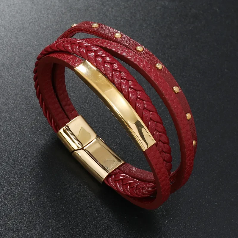 Pulsera roja con aplique y tachas doradas