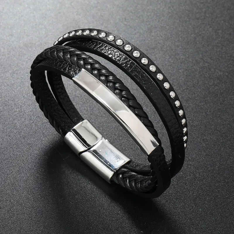 Pulsera negra con aplique y tachas plateadas
