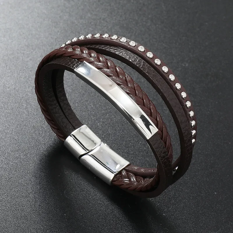Pulsera marrón con aplique y tachas plateadas
