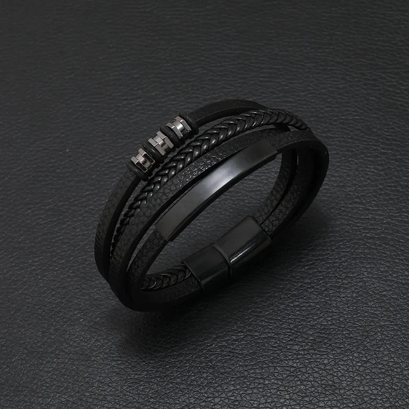 Pulsera negra con aplique negro símil tuercas