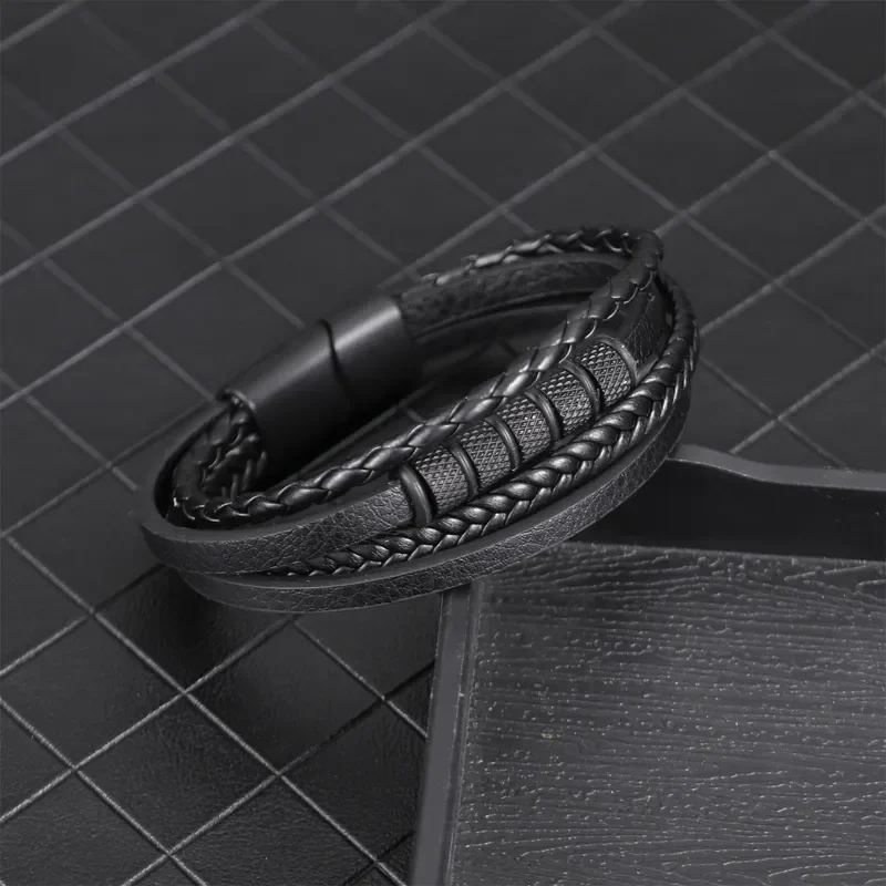 Pulsera moderna de 4 tiras y apliques negro