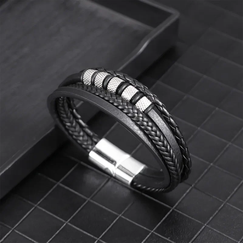 Pulsera moderna de 4 tiras y aplique de acero