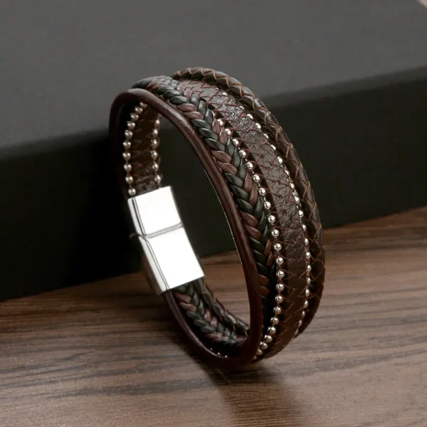 Pulsera marrón de 4 tiras y delicados detalles en plateado