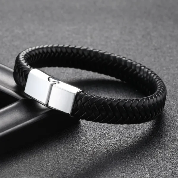 Pulsera de cuero negra de una tira broche plateado