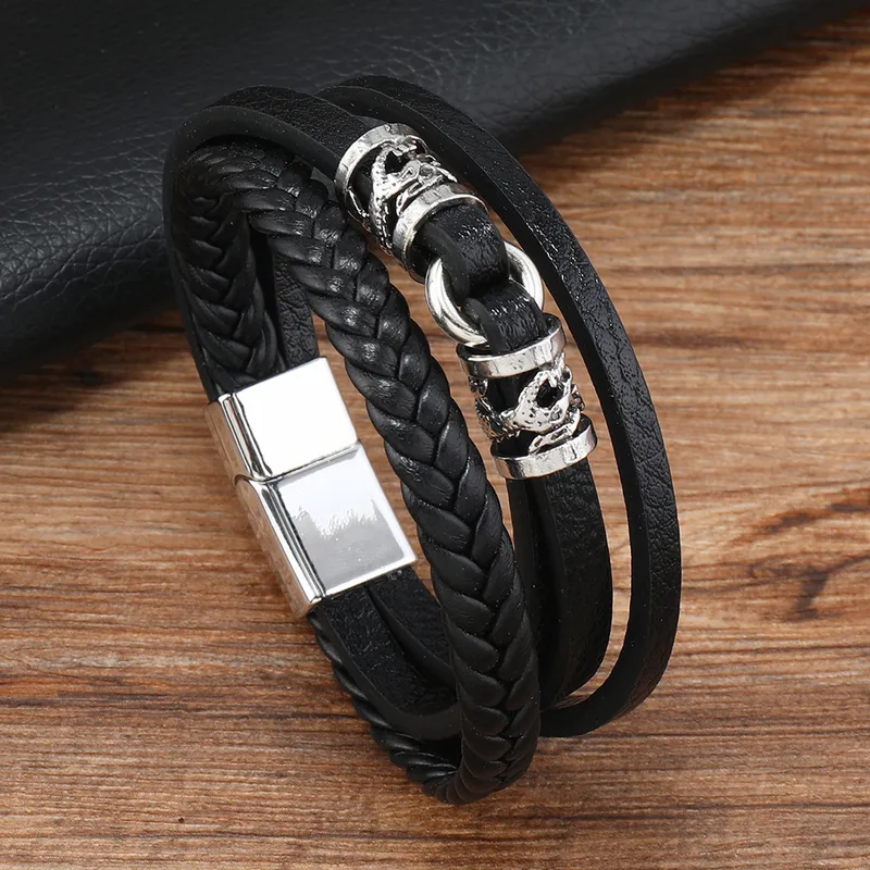 Pulsera negra con aro y dijes plateados