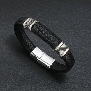 Pulsera negra rustica de una trenza y dijes plateados
