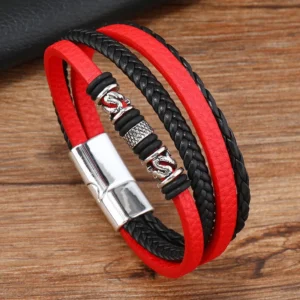 Pulsera negra y roja con dijes plateados