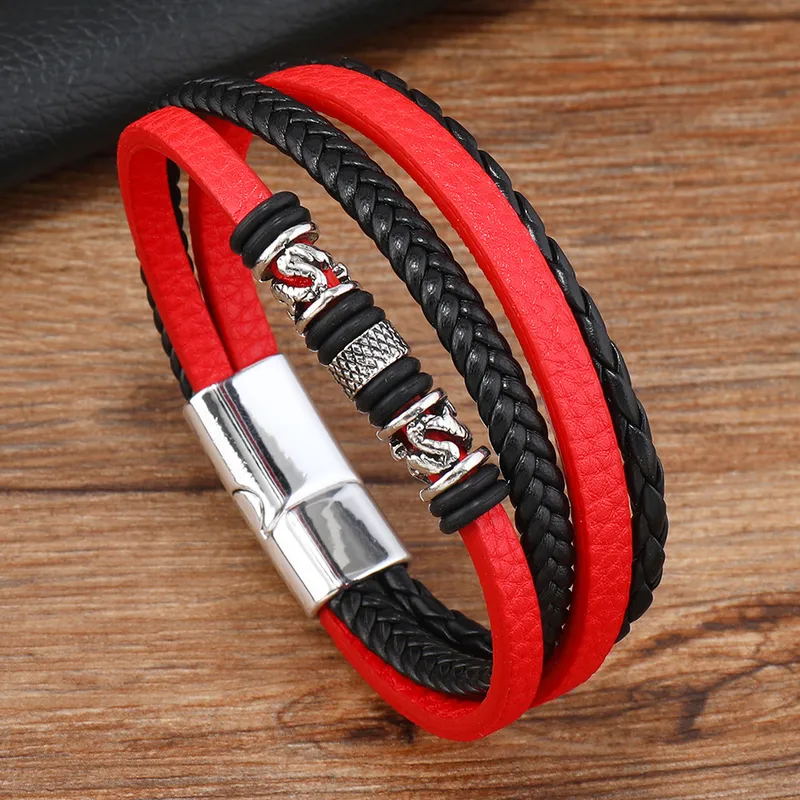 Pulsera negra y roja con dijes plateados