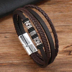 Pulsera marrón con dijes plateados